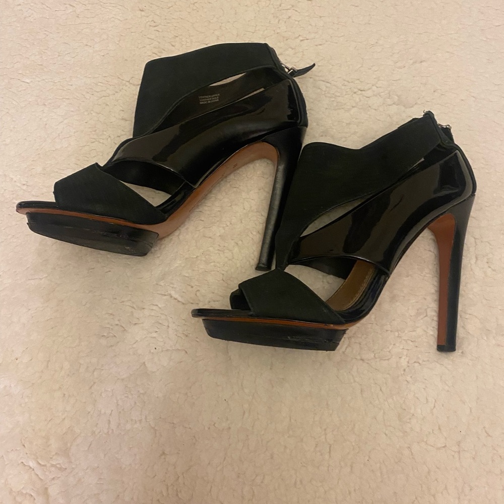 Black patent leather/elastic open toe high heels. Size 6 - Picture 4 of 10